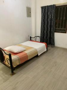 FELIZ ESTADIA Via PRINCIPAL PUERTO LOPEZ في بويرتو لوبيز: سرير جالس في غرفة مع نافذة +13 صورة