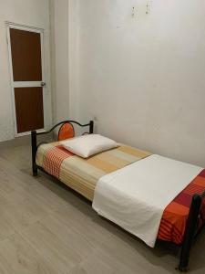 FELIZ ESTADIA Via PRINCIPAL PUERTO LOPEZ في بويرتو لوبيز: غرفة نوم بسرير وباب مع نافذة