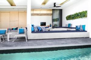 ein Wohnzimmer mit einem Bett und einem Pool in der Unterkunft The South Bank Comfort Suite in Brisbane + 8 Fotos