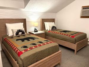 Ένα ή περισσότερα κρεβάτια σε δωμάτιο στο COZY ATTITASH GETAWAY - Walk to lifts, Pool, Hot tub, Game room, Storyland