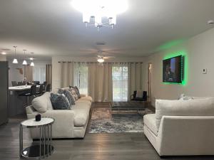 sala de estar con 2 sofás blancos y cocina en New 3BR in Central Miami Location for Family & Groups, en Miami