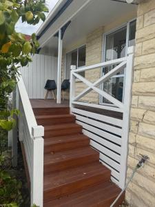 Buena Vista في جيرالدين: شرفة ذات درابزين أبيض وسطح خشبي