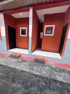 Una habitación con paredes rojas y dos puertas. en Eagles Hotel and Apartments, en Dushepe 2 fotos más