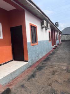 una fila de casas con una puerta a un lado en Eagles Hotel and Apartments, en Dushepe