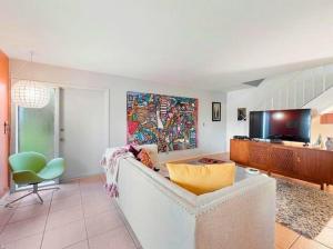 un salon avec un canapé et une télévision dans l'établissement 2 Bedroom 1 Bath Condo, à Fort Myers