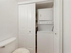 une petite cuisine blanche avec un micro-ondes et des toilettes dans l'établissement 2 Bedroom 1 Bath Condo, à Fort Myers 26 autres photos