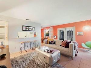 un salon avec un canapé et une table dans l'établissement 2 Bedroom 1 Bath Condo, à Fort Myers
