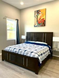 En eller flere senge i et værelse på Derby Oasis-Home Away From Home