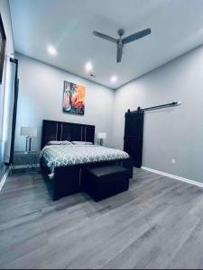 En eller flere senge i et værelse på Derby Oasis-Home Away From Home