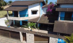 une vue aérienne sur une maison bleue dans l'établissement Pousada Preziosa Beach Itanhaém, à Itanhaém