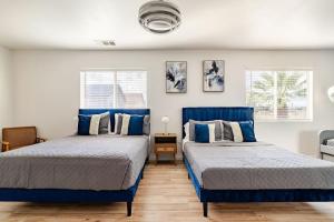 En eller flere senge i et værelse på Villa Next to Coachella Music Festival + 99 billeder