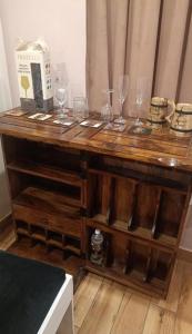 una mesa de madera con copas de vino encima en Twin Oaks Kasauli Hills, en Kasauli