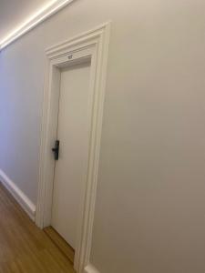 una porta in una stanza con un muro bianco di Kitnet Standard Araujo's Suítes 107 a Passos