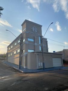 un edificio con un cartello sul lato di Kitnet Standard Araujo's Suítes 107 a Passos