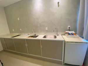 un bancone della cucina con lavandino e lavastoviglie di Kitnet Standard Araujo's Suítes 107 a Passos