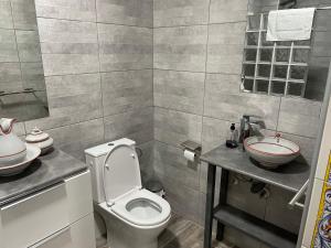 a bathroom with a toilet and a sink at Casita tranquila in Talavera de la Reina +22 photos