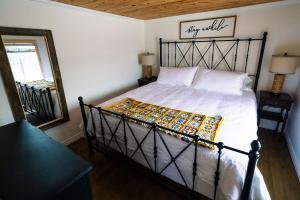 Ένα ή περισσότερα κρεβάτια σε δωμάτιο στο Bonne Bay Biscuit Box