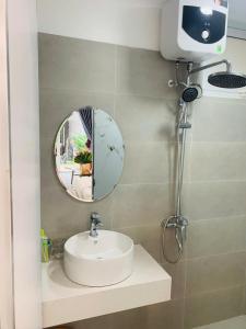 a bathroom with a sink and a mirror at Hiên's Homestay in Hue +24 photos