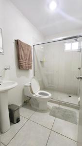 Condominio mzt في مازاتلان: حمام مع دش ومرحاض ومغسلة