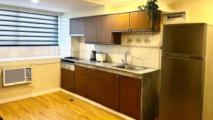 O bucătărie sau chicinetă la Riviera Mansion Hotel