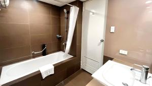 O baie la Riviera Mansion Hotel +35 fotografii