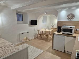 Кухня или мини-кухня в Charmant T2 en centre historique de Morzine avec WiFi - FR-1-679-23
 +5 фотографий