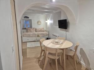 Телевизор и/или развлекательный центр в Charmant T2 en centre historique de Morzine avec WiFi - FR-1-679-23