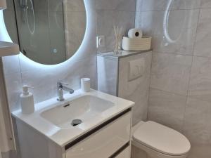 Ванная комната в Charmant T2 en centre historique de Morzine avec WiFi - FR-1-679-23