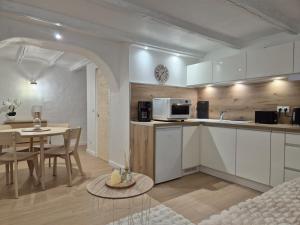 Кухня или мини-кухня в Charmant T2 en centre historique de Morzine avec WiFi - FR-1-679-23
