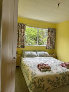 Buena Vista في جيرالدين: غرفة نوم بسرير كبير مع نافذة