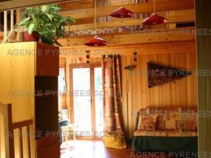 1 dormitorio con paredes de madera, 1 cama y ventana en Chalet indépendant confortable pour 6, proche pistes - FR-1-295-212, en Les Angles