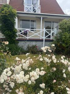 Buena Vista في جيرالدين: منزل أمامه باقة ورد