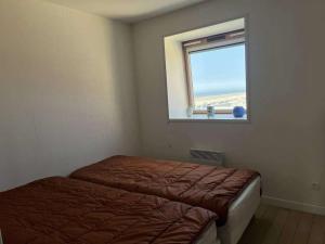 En eller flere senge i et værelse på Appartement T3 avec garage, proche plage - FR-1-236-171