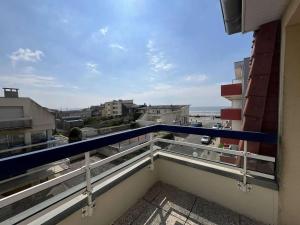 En balkon eller terrasse på Appartement T3 avec garage, proche plage - FR-1-236-171