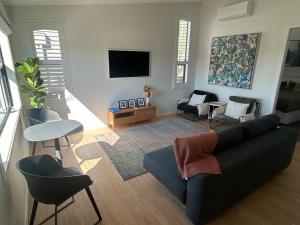 Et tv og/eller underholdning på Birdsong Water View 2 Bedroom Apartment