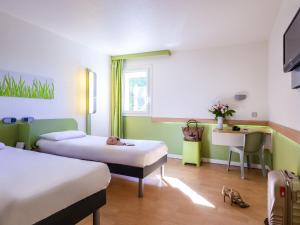Una cama o camas en una habitación de ibis budget Cannes Mougins 39 fotos más