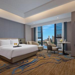 Кровать или кровати в номере PHIREN Hotel West Meixi Lake Metro Station, Changsha