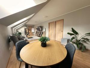 ein Esszimmer mit einem Holztisch und Stühlen in der Unterkunft Cozy homestay in the suburbs in Saue