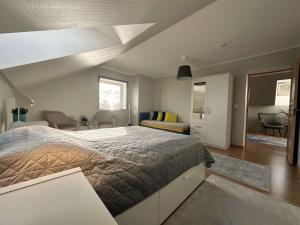 ein Schlafzimmer mit Bett und ein Wohnzimmer in der Unterkunft Cozy homestay in the suburbs in Saue