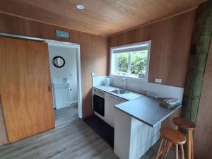 Η κουζίνα ή μικρή κουζίνα στο Tairua Getaway