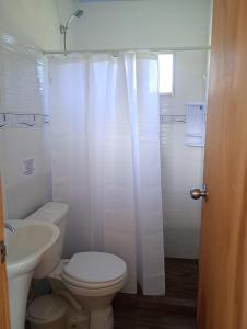 Et badeværelse på Ahí va la bocha, Se reserva con seña! + 22 billeder