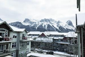 een groep gebouwen met bergen op de achtergrond bij Rocky Mountain Retreat-Mountain View! in Canmore