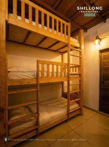 エルナクラムにあるShillong Backwatersの二段ベッド2組付きの二段ベッド付きの部屋