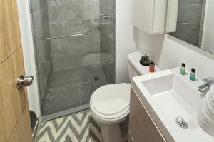 Ένα μπάνιο στο Loft Panoramico Varun Luxury Torre Acqua +19 φωτογραφίες