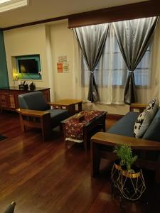 Una televisión o centro de entretenimiento en Grand Pool Villa Luxury Resort Port Dickson 55 fotos más