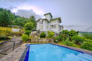 Πισίνα στο ή κοντά στο The Colonial Crest +123 φωτογραφίες