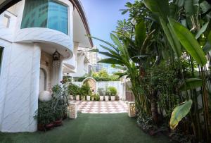 een binnenplaats van een huis met planten en bomen bij office 2 in Bangkok