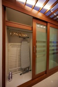 een glazen kast met een ventilator en een raam bij office 2 in Bangkok