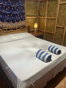 Una cama o camas en una habitación de ocam ocam cottages