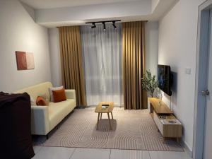 ein Wohnzimmer mit Sofa und Fernseher in der Unterkunft Mirai Residence Kajang 2 UKM Bangi GMI in Kajang